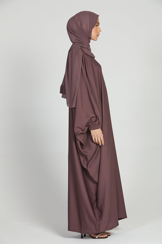 Side full view of pink abaya dress in kaftan style, elegant modest fashion abaya with elastic sleeves